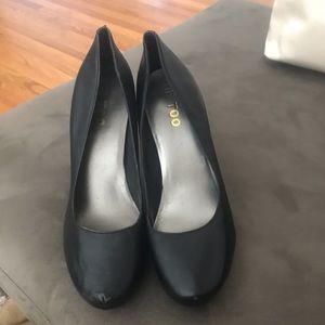 Women’s black heel size 8